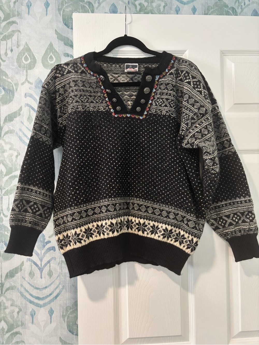 Dale of Norway Black and Cream Nordic V‑Neck Sweater with Multicolor Trim